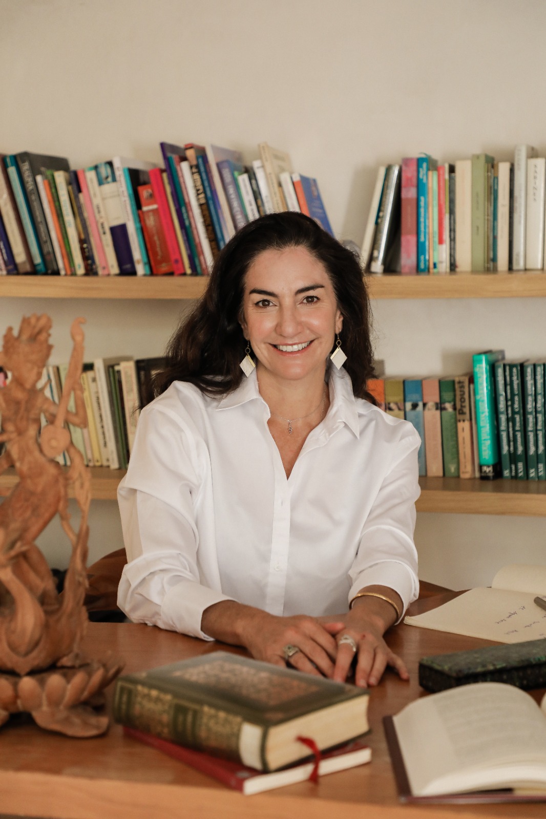 Mariana reading